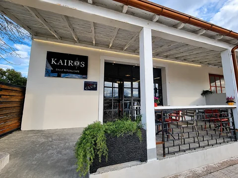 Esterno del Kairos a Orosei con l'insegna e il dehors coperto