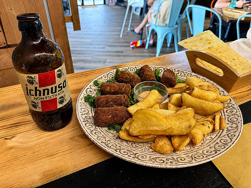 Aperitivo con birra sarda e crocchette al tavolo
