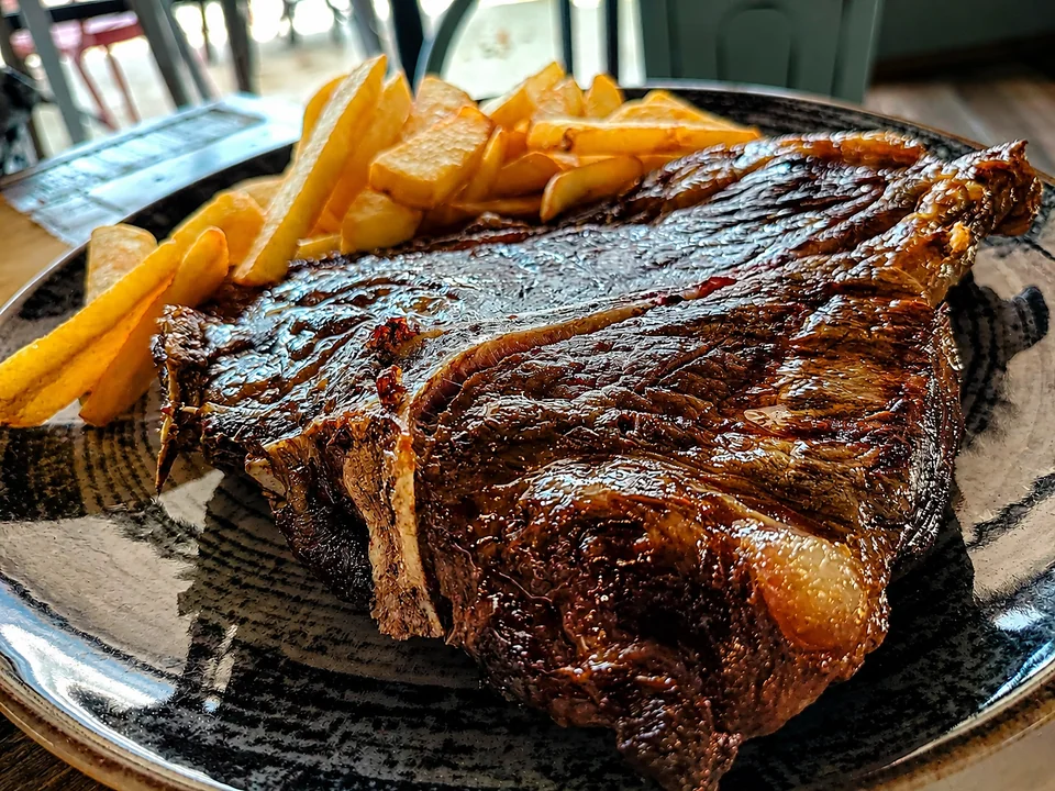 Bistecca alla brace con patatine servita a cena