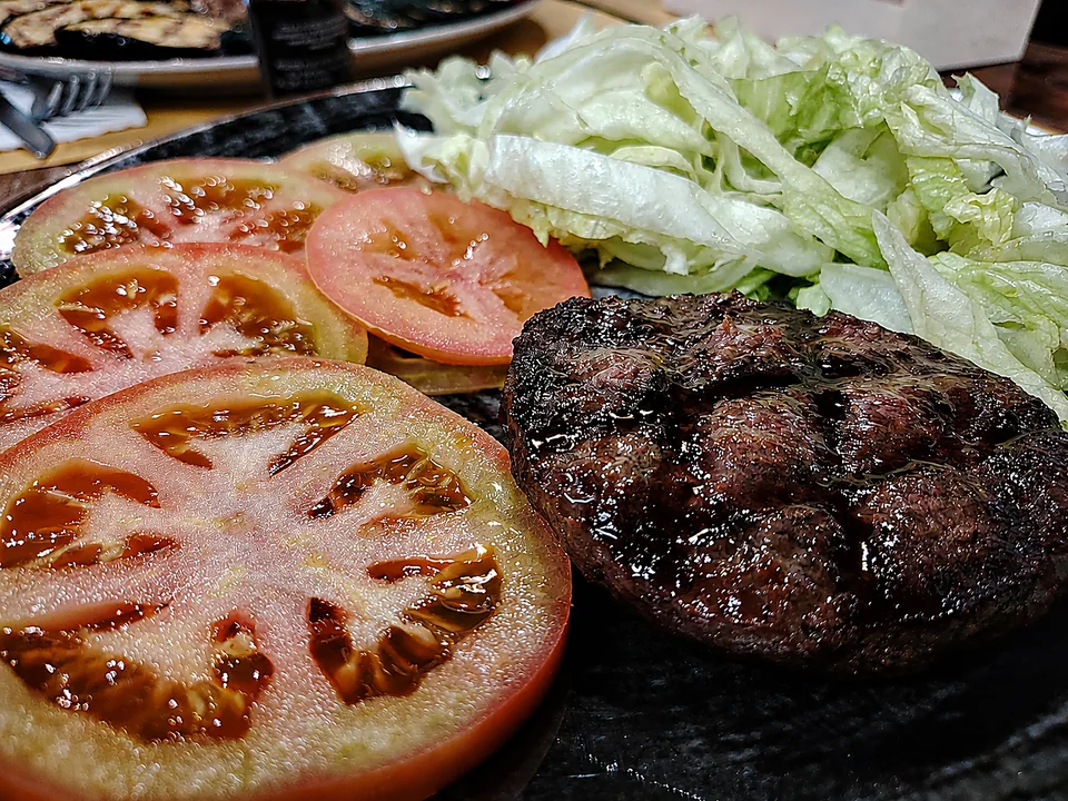 Hamburger con pomodoro e lattuga servito a pranzo