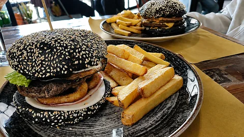 Burger con pane al sesamo nero e patatine